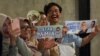 Reaksi masyarakat saat menyaksikan debat acara Humanies Cup Sleeve di kafe Kopi Nako di Jakarta, 4 Februari 2024. (REUTERS/Ajeng Dinar Ulfiana)