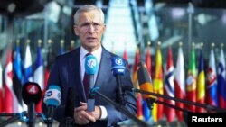 El secretario general de la OTAN, Jens Stoltenberg, habla con los medios de comunicación el día de la reunión de ministros de Defensa de la OTAN en la sede de la Alianza en Bruselas, Bélgica, el 13 de junio de 2024.