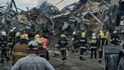 Bomberos rusos intentan controlar un gran incendio en la ciudad fronteriza Klintsy, luego de un ataque con drones ucranianos