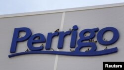 ARCHIVO - Se ven aves en el logotipo del fabricante de medicamentos genéricos Perrigo Co fuera de su nueva fábrica en la ciudad de Yeruham, en el sur de Israel, el 2 de marzo de 2016. REUTERS/Amir Cohen