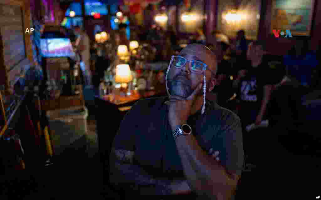 Jacardo Ralston, de 47 años, de Pensilvania, mira el debate presidencial entre el candidato demócrata, Joe Biden, y el candidato republicano, el expresidente Donald Trump, en el Tillie's Lounge el jueves.