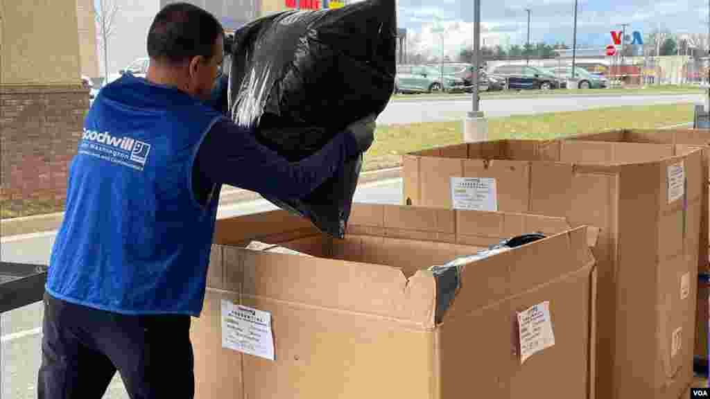 Todas las donaciones se reciben y son depositadas en cajas hasta pasar por el proceso de selección.