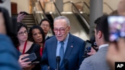 El líder de la mayoría del Senado, Chuck Schumer, demócrata por NY, habla sobre el futuro del paquete de ayuda exterior para Ucrania e Israel tras el colapso del proyecto de ley bipartidista de seguridad fronteriza, en el Capitolio de Washington, el 7 de febrero de 2024.