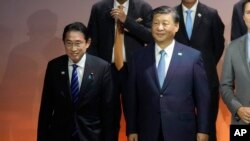 在旧金山举行的亚太经合组织峰会上，日本首相岸田文雄（左）与中国国家主席习近平和其他与会领导人合影留影。（2023年11月16日）