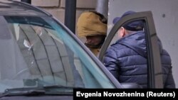 Novinar dnevnika Vol strit žurnal izlazi iz sudnice u Moskvi (Foto: REUTERS/Evgenia Novozhenina)