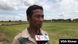 កសិករក្នុងស្រុក​ខ្សាច់​កណ្តាល​ ខេត្តកណ្តាល​លោក​ជ្រួន​ វែង​ ថ្លែង​ជាមួយ​សំឡេងសហរដ្ឋ​អាមេរិក​ (វីអូអេ)​ ថ្ងៃទី​ ២ ខែកក្កដា​ ឆ្នាំ​ ២០២៣។ (ហ៊ុល រស្មី/វីអូអេ​)​