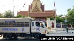 រូបឯកសារ៖ រថយន្តមួយដឹកអ្នកទោសដែលជាអតីតសកម្មជនគណបក្សសង្គ្រោះជាតិ ចេញពីតុលាការកំពូល ក្នុងរាជធានីភ្នំពេញ នៅថ្ងៃទី៣០ ខែមីនា ឆ្នាំ២០២៣។ (លាស់ លីបលីប/វីអូអេ)