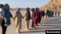Urmiyə gölündə insan zənciri