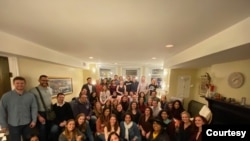 Antes de salir de Estados Unidos, Tawheeda Wahabzada, ex beneficiaria de DACA, decidió pasar tiempo con su familia y, en enero de 2020, organizó una fiesta de "autodeportación". (Foto cortesía de Tawheeda Wahabzada)