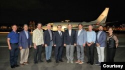 美国国会众议院军事委员会主席迈克·罗杰斯（右五）率领多位委员会两党成员2023年6月27日晚间抵达台湾，将展开为期三天访问。台湾外交部北美司副司长马博元（左五）前往接机。（照片来源：台湾外交部）