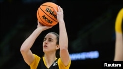Caitlin Clark (22) des Hawkeyes de l Iowa, tire lors d'une séance d'entraînement au Rocket Mortgage FieldHouse, USA, le 4 avril 2024.