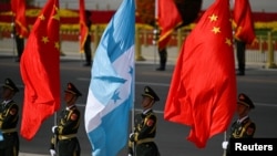 Los guardias de honor chinos se preparan para la llegada de la presidenta hondureña Xiomara Castro y el presidente chino Xi Jinping durante una ceremonia de bienvenida frente al Gran Salón del Pueblo en Beijing, China, el 12 de junio de 2023. Wang Zhao/Pool vía REUTERS