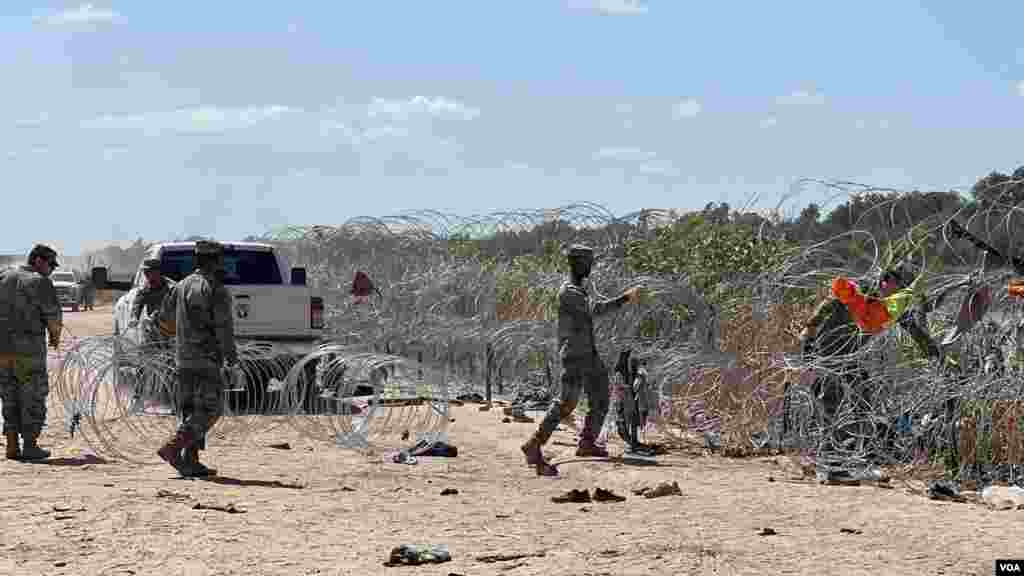 Este lunes, la VOA fue testigo de que la Guardia Nacional removió parte del alambre de púas que había sido usado por los migrantes para cruzar y comenzaron a reemplazarlo con uno nuevo.