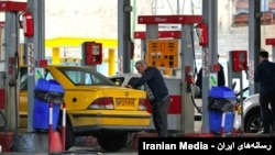 زمزمه‌های افزایش نرخ حاملهای انرژی؛‌ یک اقتصاددان؛ نمی‌شود ریالی حقوق داد و دلاری بنزین فروخت