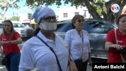 La activista Sonia Morena, que lleva varios años viviendo indocumentada en el sur de la Florida, se puso una cinta adhesiva en la boca para denunciar que con esta ley se quiere silenciar a la comunidad migrante del estado. Foto: Antoni Belchi / VOA