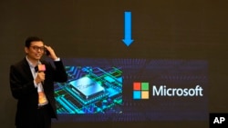 Prezenter govori o Mikrosoftu u informacijskoj eri tokom Svetske konferencije o veštačkoj inteligenciji u Šangaju, 6. jula 2023. godine. Nekoliko dana kasnije, Mikrosoft je u blogu objavio da je grupa bazirana u Kini provalila u imejl naloge američkih vladinih agencija.