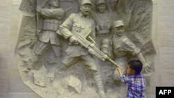 一名中國男孩參觀位於北京豐台盧溝橋的中國抗日戰爭紀念館。 （2014年7月7日）