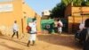 Séance de pulvérisation intra-domiciliaire et spatiale contre la dengue à Ouagadougou. (VOA/Lamine Traoré)