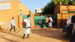 Séance de pulvérisation intra-domiciliaire et spatiale contre la dengue à Ouagadougou. (VOA/Lamine Traoré)