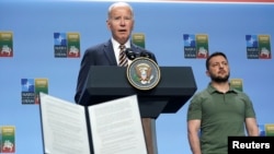 Presidenti Biden duke folur gjatë një takimi të mëparshëm të G7-ës, ndërsa presidenti ukrainas Zelensky gjendet përkrah tij