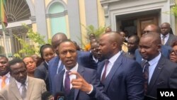 Mutewedzeri wemutauriri weCCC, VaGift Siziba nenhengo dzeCCC.