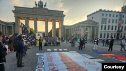 2023年六四周年前夕，德国柏林勃兰登堡门前的六四纪念活动（照片来源：黄意诚Twitter）