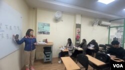 蔡至鈺中文老师在新德里格罗巴格商业区美誉中文中心教室授课 (美国之音/贾尚杰)
