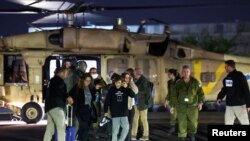 Los familiares llegan cuando se espera que los rehenes sean liberados en medio de un acuerdo de intercambio de rehenes-prisioneros entre Hamás e Israel, en el Centro médico Sheba en Ramat Gan, distrito de Tel Aviv, Israel, el 28 de noviembre de 2023.