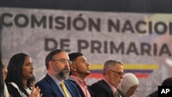 Foto de archivo. El presidente de la Comisión Nacional de Primarias, Jesús María Casal (centro) asiste a un evento para anunciar la fecha de las elecciones primarias del candidato de la oposición. (Foto AP/Matias Delacroix)