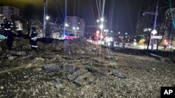 Esta foto difundida por el gobernador de la ciudad rusa de Belgorod, Vyacheslav Gladkov, muestra el enorme cráter que dejó la caída accidental de una poderosa bomba desde un avión de guerra ruso, el viernes 21 de abril de 2023. 