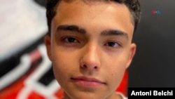 El artista Romeo posa para la Voz de América desde la ciudad de Doral, en Florida.