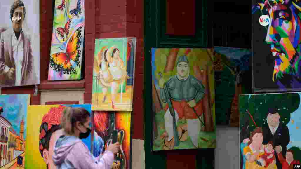 Las obras de Botero no solo se exponen en diferentes partes del mundo, sino que quienes visitan Medellín se llevan réplicas que se venden por las calles.