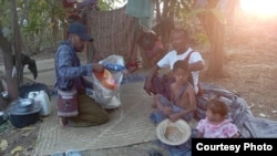 လူပေါင်း ၁၇၀ သေဆုံးခဲ့ရတဲ့ စစ်တပ်ရဲ့ လေကြောင်းတိုက်ခိုက်မှုအပြီး စစ်ကိုင်းတိုင်း ကန့်ဘလူမြို့နယ် ပဇီကြီးကျေးရွာ အပါအဝင် အနီးနားက ကျေးရွာက ဒေသခံတွေဟာ တောတောင်တွေထဲ တိမ်းရှောင်နေရပါတယ်။