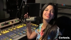 Viviam María López, en la cabina durante una emisión del programa 'Cubaneando with Viviam María' en la emisora WDNA 88.9 FM, en Miami, EEUU. [Foto: Cortesía de la entrevistada].