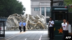 中国保安人员在举行中共三中全会的京西宾馆外执勤。（2024年7月15日）