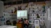 Pejabat Komisi Pemilihan Umum (KPU) dan saksi partai melakukan rekapitulasi hasil tabulasi di tingkat kecamatan di Jakarta pada 16 Februari 2024. (Foto: AFP/Bay Ismoyo)