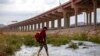 Un migrante ecuatoriano cruza el río Bravo (Grande) hacia El Paso, Texas, el domingo 18 de diciembre de 2022, desde Ciudad Juárez, México. 