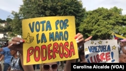Simpatizantes del candidato presidencial opositor venezolano, Edmundo González Urrutia, durante un mitin. 