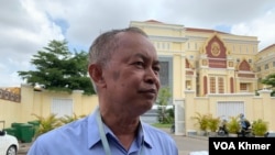 លោក យី សុខសាន្ត មន្ត្រីស៊ើបអង្កេតជាន់ខ្ពស់របស់សមាគមអាដហុក ផ្តល់បទសម្ភាសន៍នៅក្រៅតុលាការនៅថ្ងៃទី៤ ខែកក្កដា ឆ្នាំ២០២៤។ (លាស់ លីបលីប/វីអូអេ)