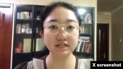 ນັກເຄື່ອນໄຫວຊາວຈີນ ນາງ ຫລີ ກວາຍຊູ (Li Qiaochu) ເຫັນໄດ້ໃນຈໍພາບທີ່ຖ່າຍມາຈາກວີດີໂອ ໄດ້ຖືກນຳລົງ ບັນຊີ X ຂອງນາງ ເມື່ອວັນທີ 21 ທັນວາ 2020. (@liqiaochu01)