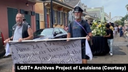 Un desfile en Nueva Orleans, Louisiana, conmemora el mortal incendio provocado de 1973 en el UpStairs Lounge de la ciudad.