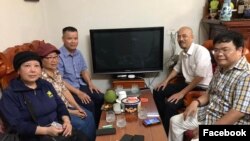 越南博主黎英雄(左三)2023年7月5日獲得自由後和親友在一起。（照片來自黎英雄家人的臉書）