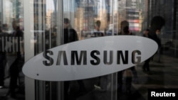 ARCHIVO - El logotipo de Samsung Electronics en su edificio de oficinas en Seúl, Corea del Sur, el 23 de marzo de 2018.