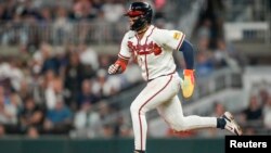 El jardinero derecho de los Bravos de Atlanta, Ronald Acuña Jr. (13), roba una base contra los Cachorros de Chicago durante la octava entrada en Truist Park. 27 de septiembre de 2023; Cumberland, Georgia, Estados Unidos. Dale Zanine-USA TODAY Deportes
