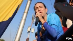 Opositora María Corina Machado, en un acto de campaña electoral celebrado en San Sebastián de los Reyes, estado de Aragua, Venezuela, el 12 de abril de 2024. [Foto: Nicole Kolster, VOA].