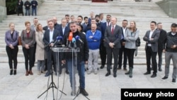 Predstavnici stranaka ujedinjene opozicone liste "Srbija protiv nasilja" obraćaju se novinarima ispred Doma Narodne skupštine Srbije, posle potpisivanja koalicionog sporazuma o zajedničkom nastupu na izborima, u Beogradu, 3. novembra 2023. (Foto: FoNet)