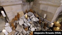 La imagen de un niño Jesús arropado con una kufiya palestina y acostado sobre escombros es el homenaje que hace una iglesia de Belén, Cisjordania, a los miles de niños palestinos que han muerto en los últimos meses.