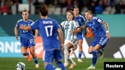 Estefania Banini de Argentina en acción con Elena Linari de Italia el 24 de julio de 2023 en el Mundial Femenino de la FIFA en Auckland, Nueva Zelanda. REUTERS/David Rowland