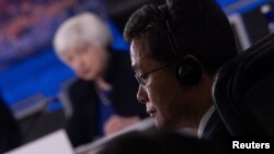 美国财长耶伦在旧金山APEC峰会财长会议上讲话，中国财政部长蓝佛安出席会议。（2023年11月13日）