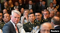 資料照：中國防長李尚福（中）在新加坡出席香格里拉對話。（2023年6月2日）